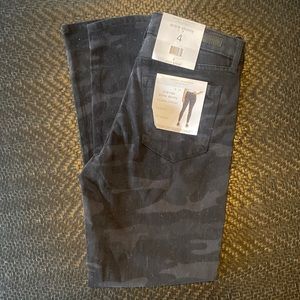 Stretchy women’s size 4 jeans never worn